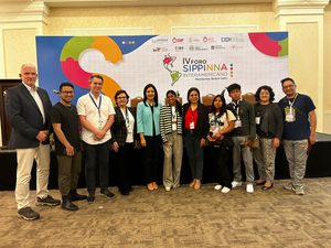 Autoridades de Plan International junto con jóvenes participantes
