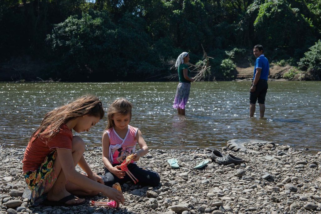 Hijas de Adelaida y Alonso jugando a las orillas del rio.
