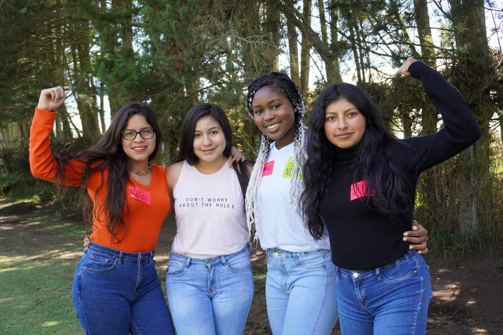 Niñas y adolescentes participantes de la Escuela de Liderazgo de Plan International en Ecuador