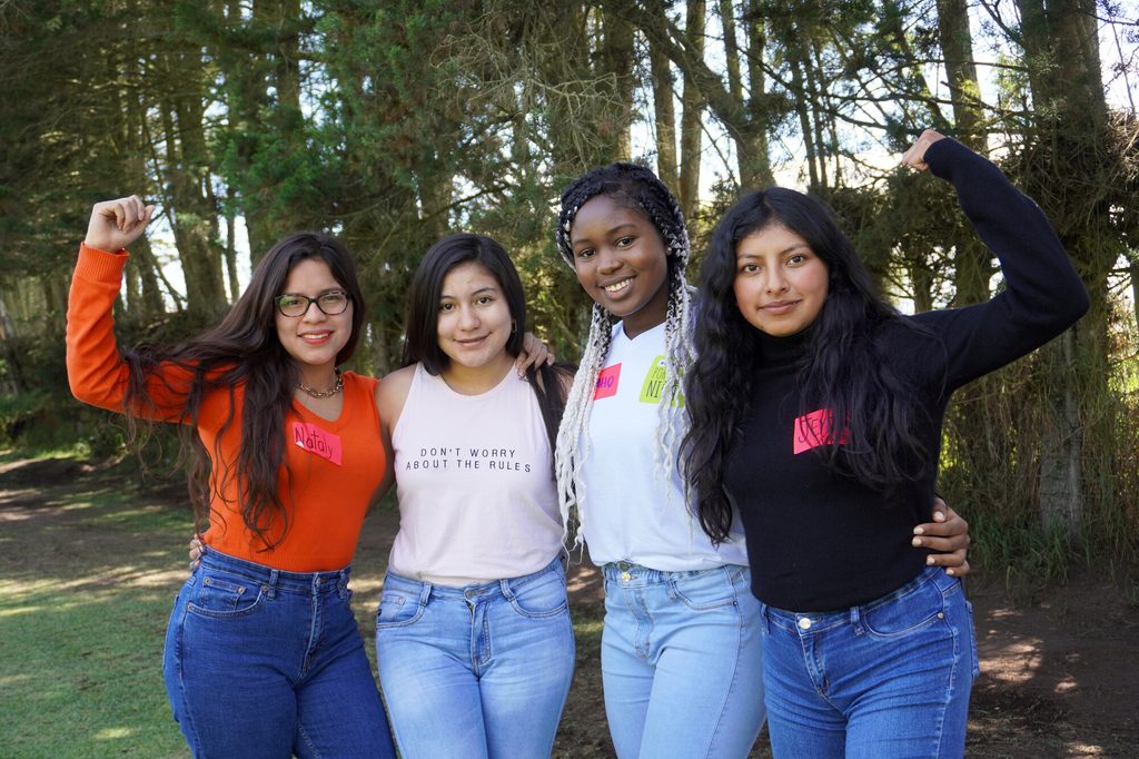 Niñas y adolescentes participantes de la Escuela de Liderazgo de Plan International en Ecuador 