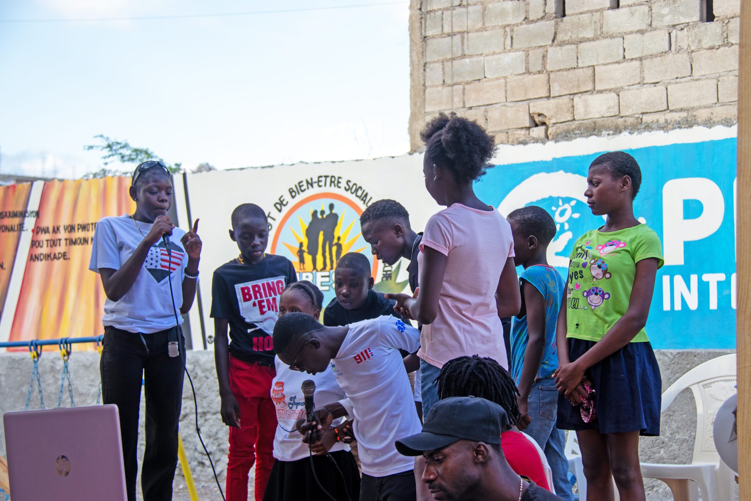 Niñas y niños participan en actividades recreativas en los espacios adaptados para la niñez en Haití