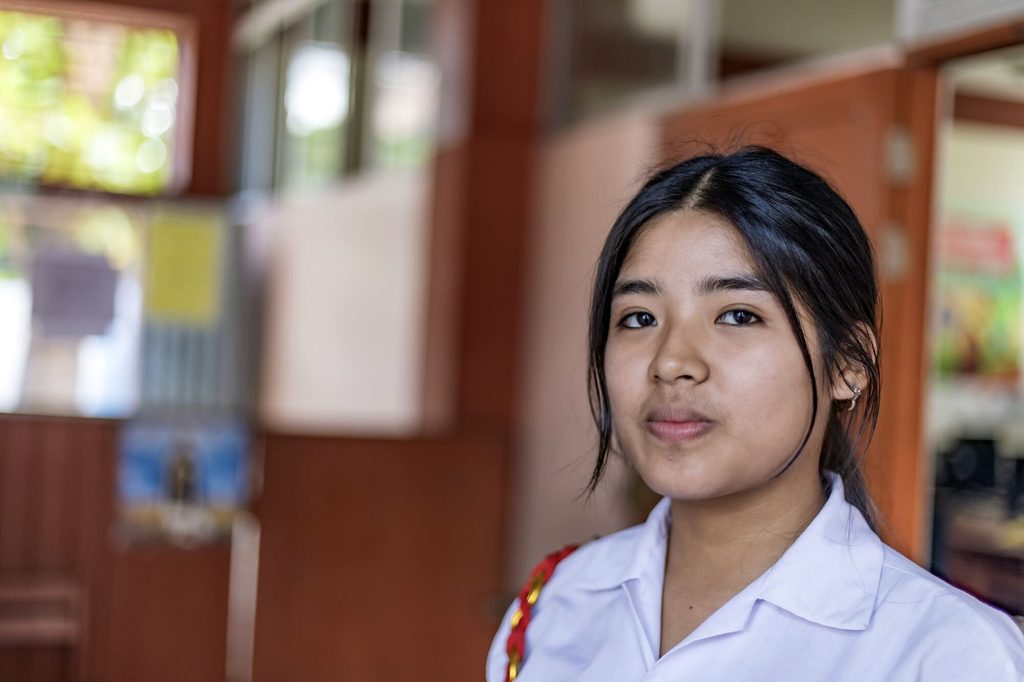 Natsumi, de 16 años, es una educadora entre pares que promueve la igualdad de género con adolescentes en Perú.