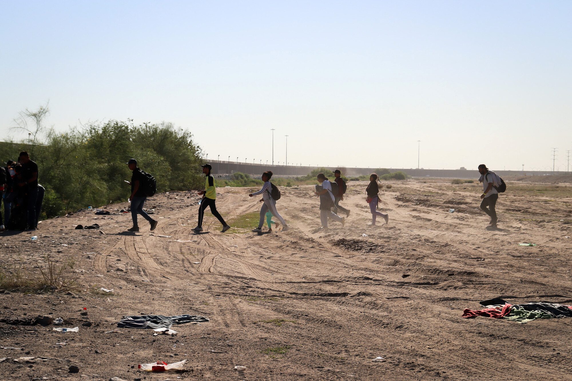 Personas migrantes en la frontera norte de México intentando llegar a Estados Unidos.