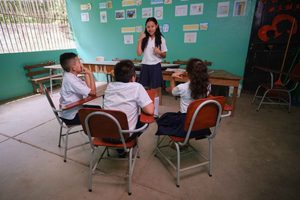 En su escuela Génesis comparte con otras niñas y niños sus conocimientos acerca de cómo prevenir la violencia sexual