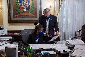Melany con el presidente de República Dominicana en el año 2020.