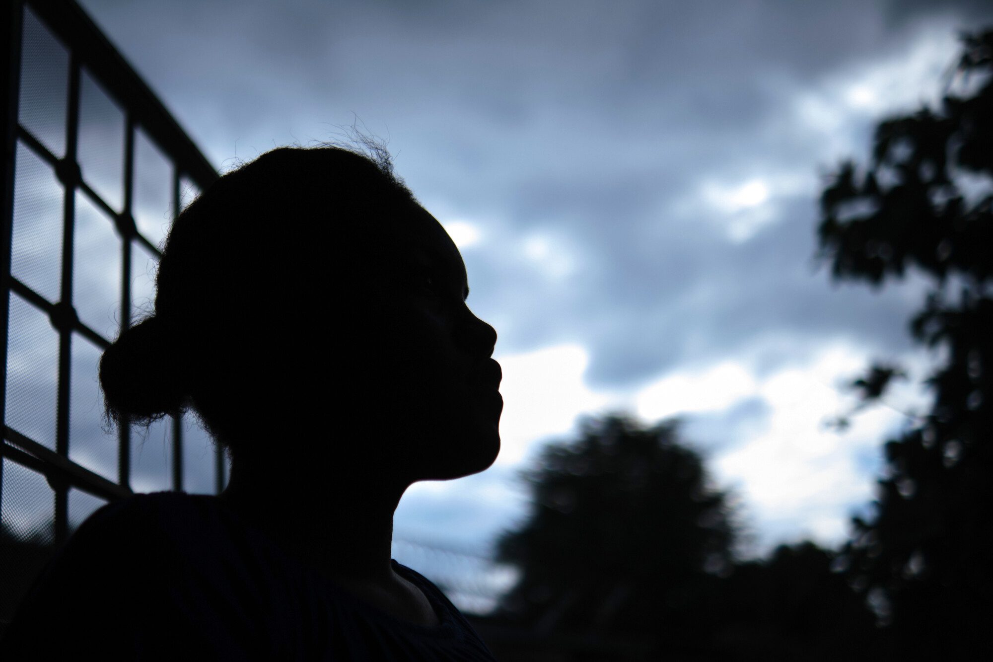 Niña en Honduras que dejó sus estudios debido a la situación.