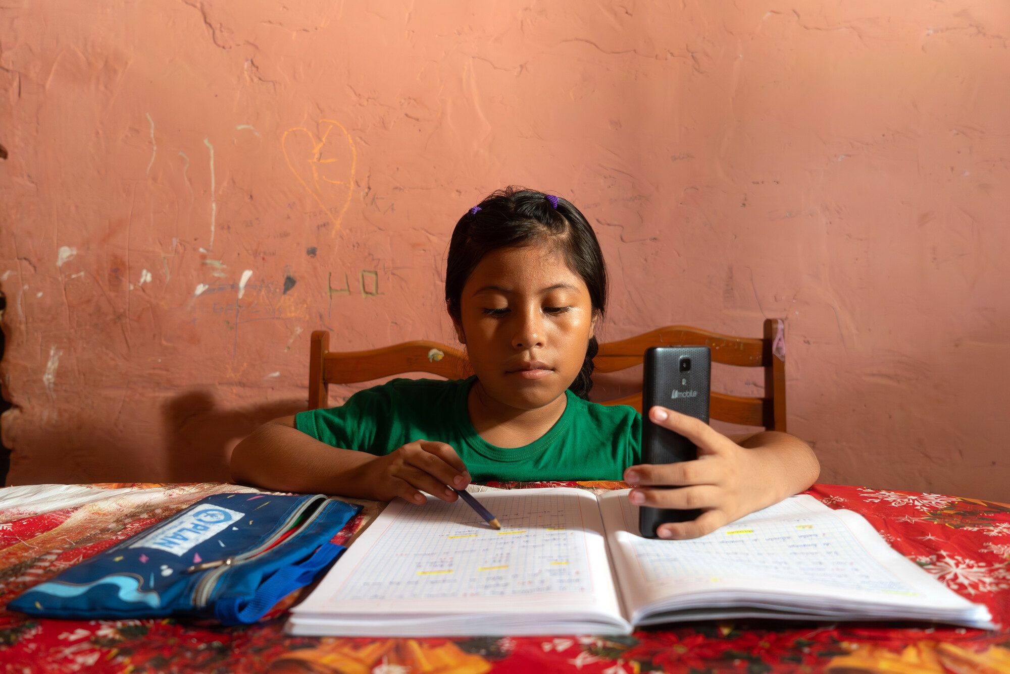 En Perú, Génesis de 9 años usando su celular para estudiar.