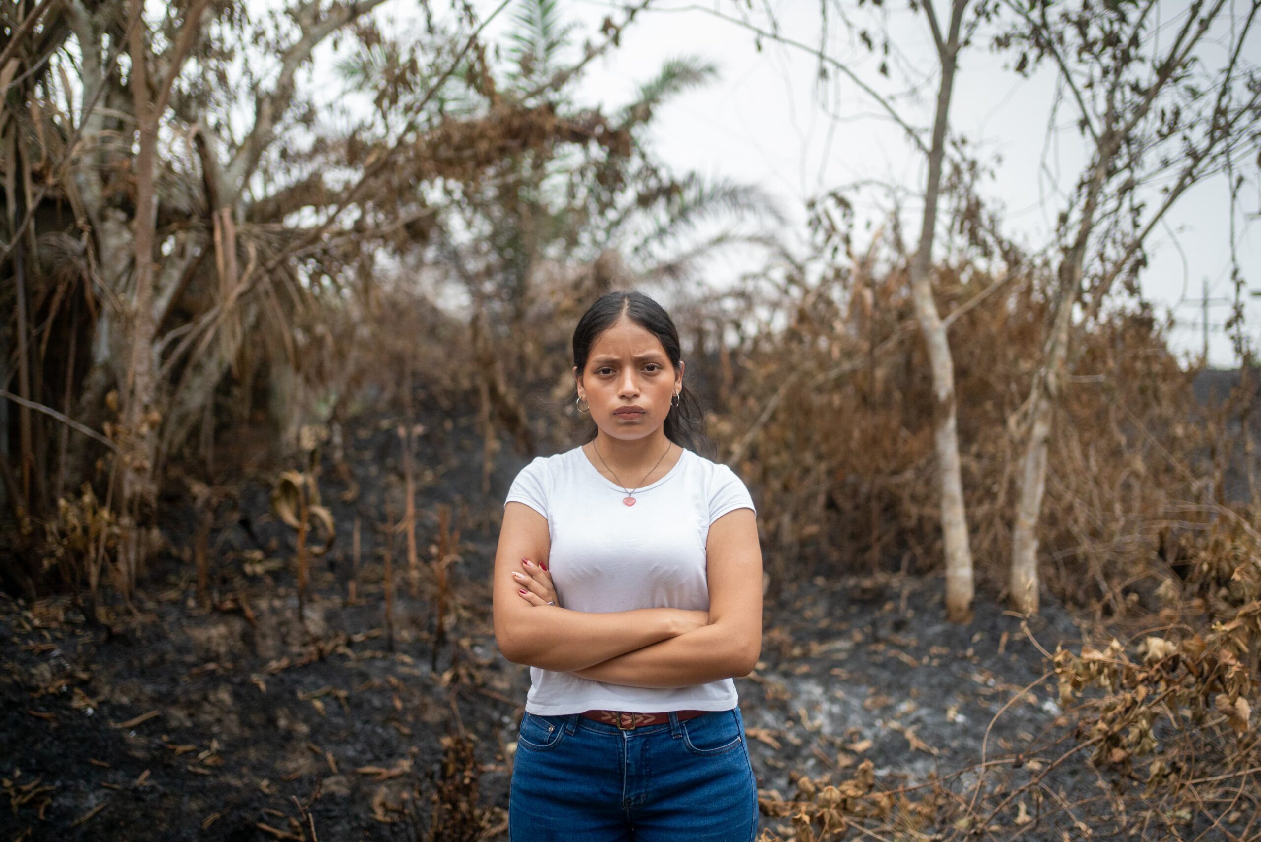 Letizia de 17 años, delante de un bosque afectado por los incendios forestales en Perú.