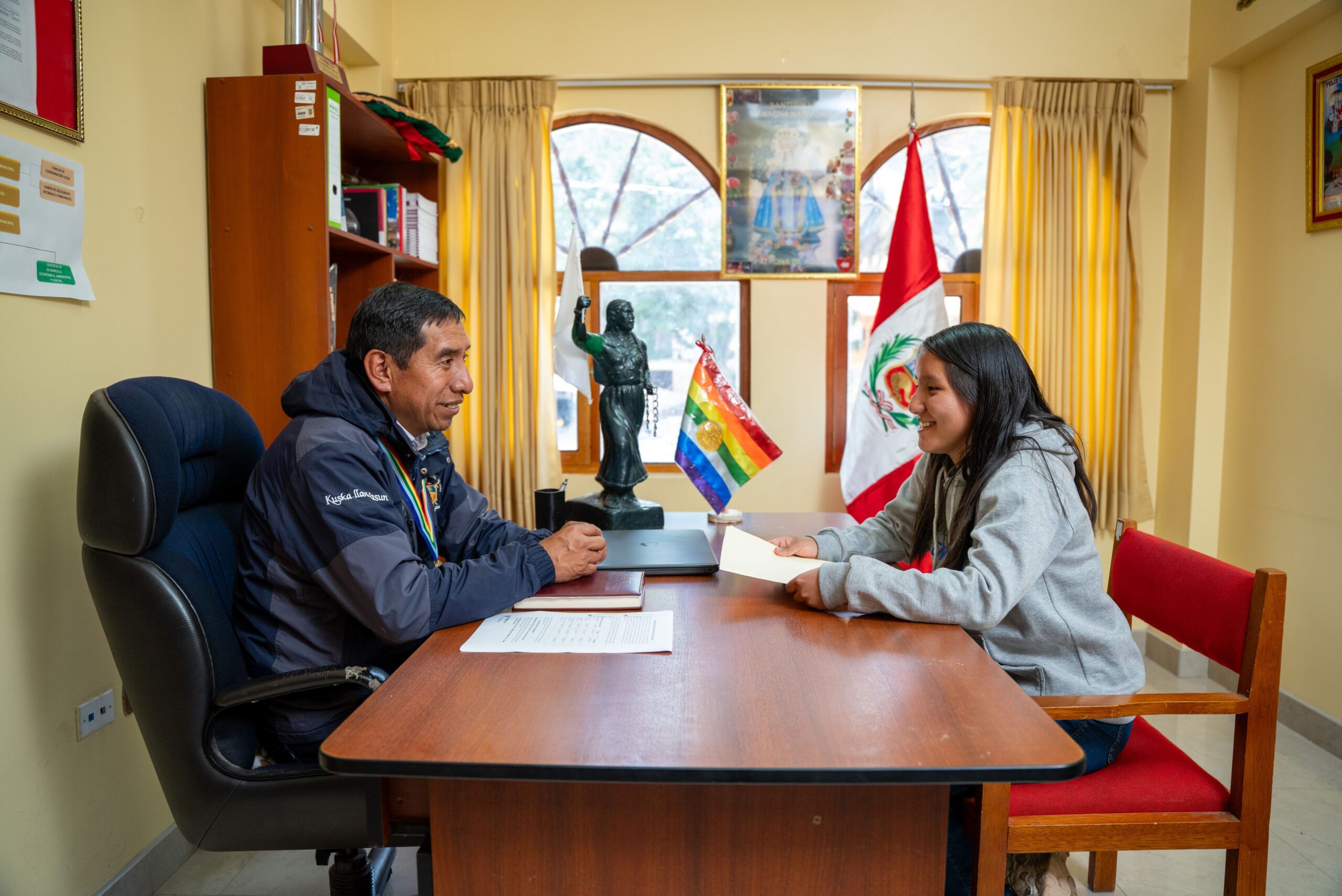 Mitzy, 11, se reúne con autoridades en Perú.