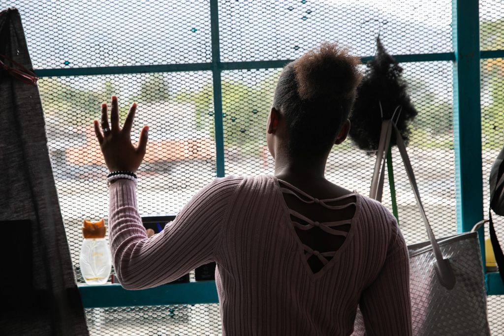 Bárbara*, de 15 años, en la habitación que comparte con su madre en el campo de desplazados internos en Haití. Lleva allí desde julio de 2024, desplazada de su hogar a causa de los grupos armados.