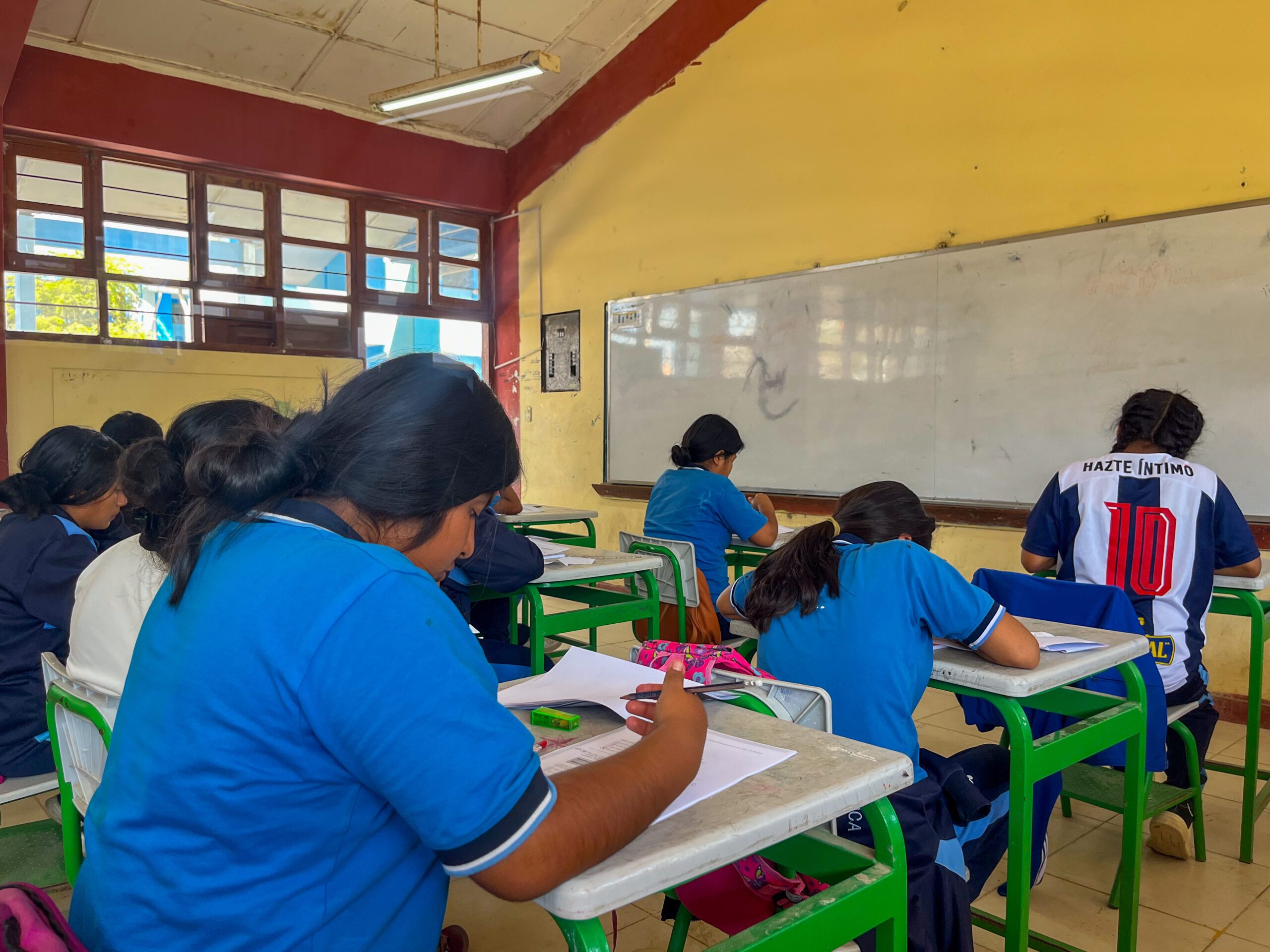 Niñas y niños en la escuela, en el marco del proyecto Horizontes Seguros