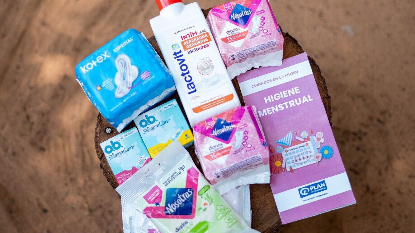 Contenido del kit de salud menstrual que Alma, en Paraguay, recibió de Plan International