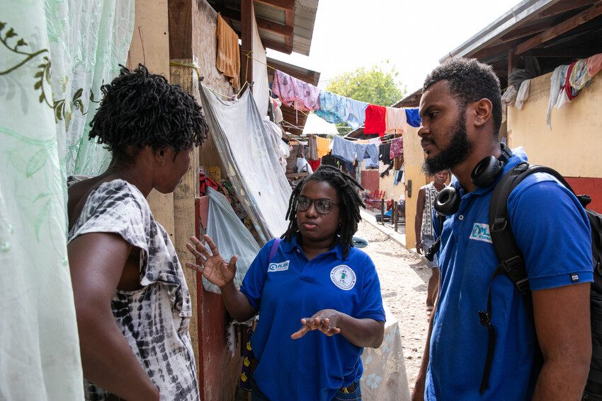 Colegas en Haití atendiendo a la emergencia en un centro para personas desplazadas en Puerto Príncipe.