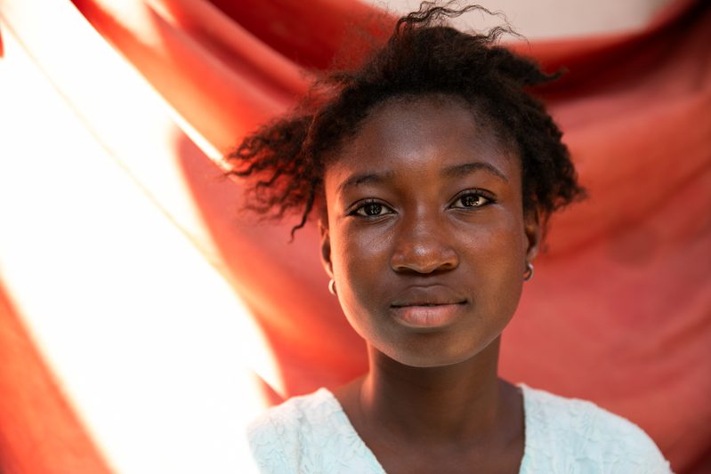 Solange*, de 13 años, otra residente del campamento, posa para crear un momento hermoso.