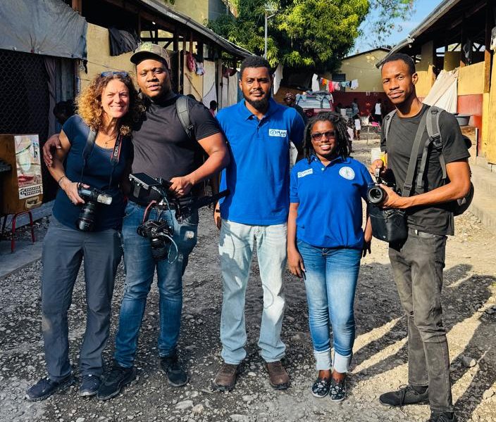 El equipo de documentalistas de Plan International, de izquierda a derecha: la fotógrafa Nadia Todres, el operador de cámara Marc André Bonne Année, el miembro del personal de Plan Haití Jean Reynald Dorzina Maxis, el miembro del personal de CAPAC HAITI Durosier Nehemie y el operador de cámara Hans Francois. No aparece en la foto Vince Theo, editor de la película.