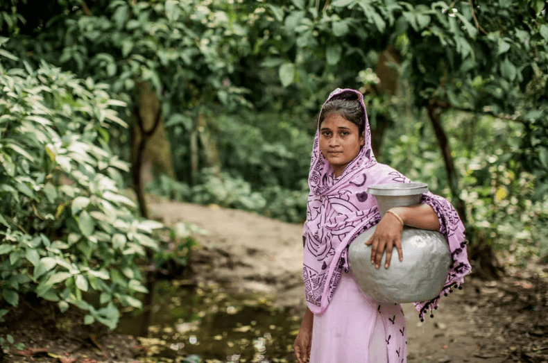 Una joven de 18 años de Bangladesh que se casó a los 14 y fue madre a los 15. Ahora está decidida a forjar su propio futuro. © Plan International