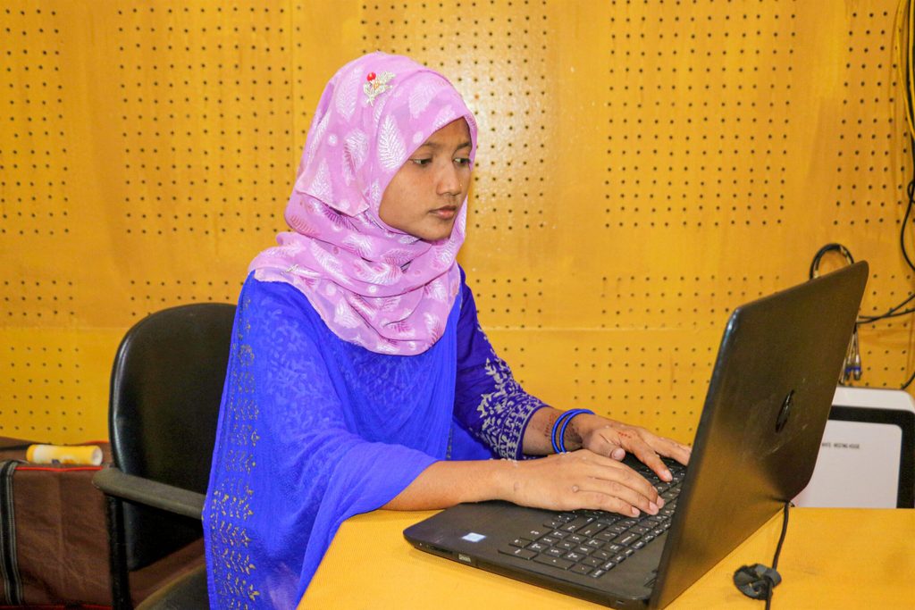 Girl, Typing, Laptop, Studio