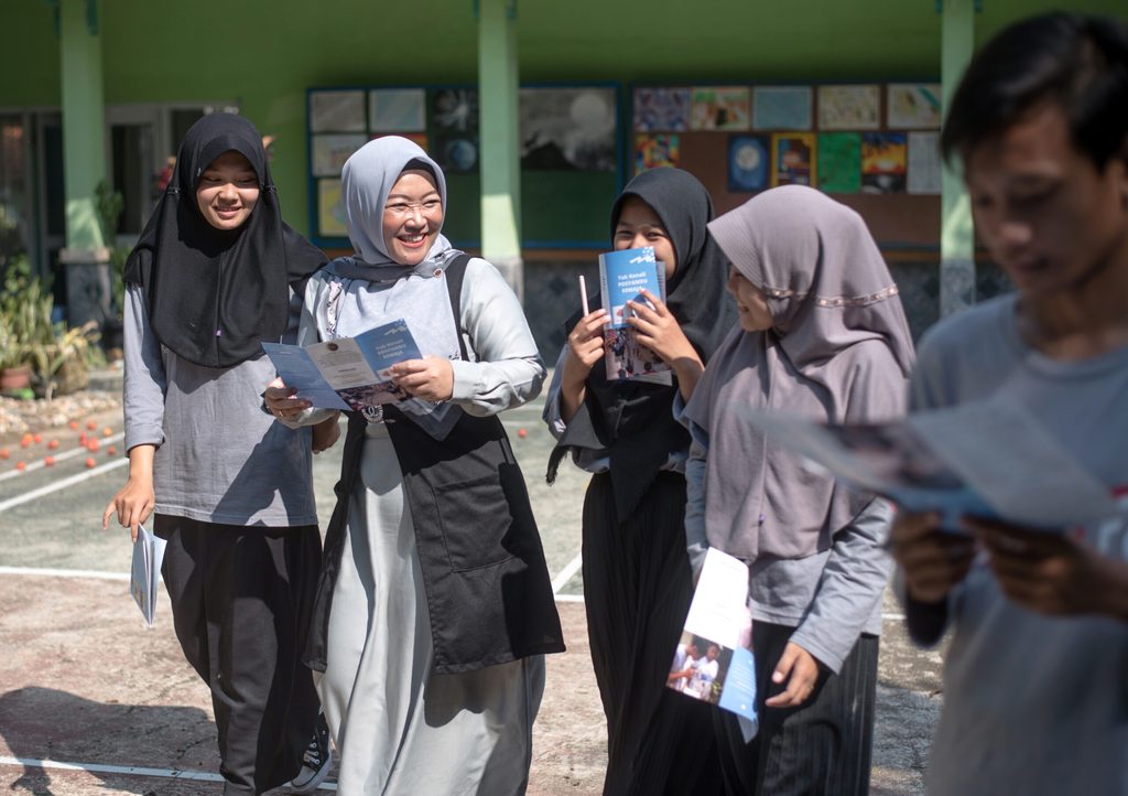 Crowd, Clothing, Booklets