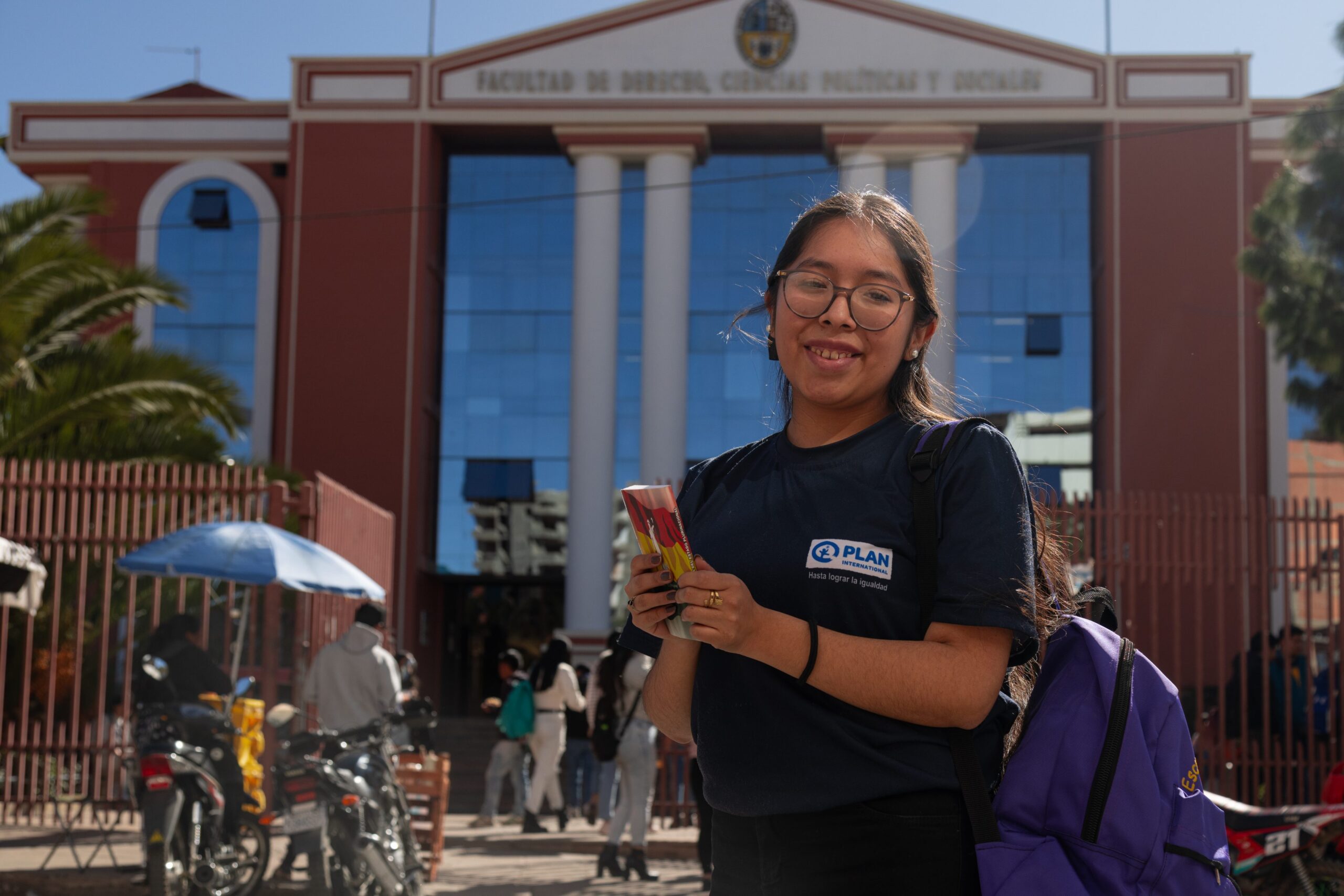 Claudia left her hometown and family to pursue a new goal: becoming a feminist lawyer. Her mission is to combat gender-based violence and impunity, seeking justice for victims.