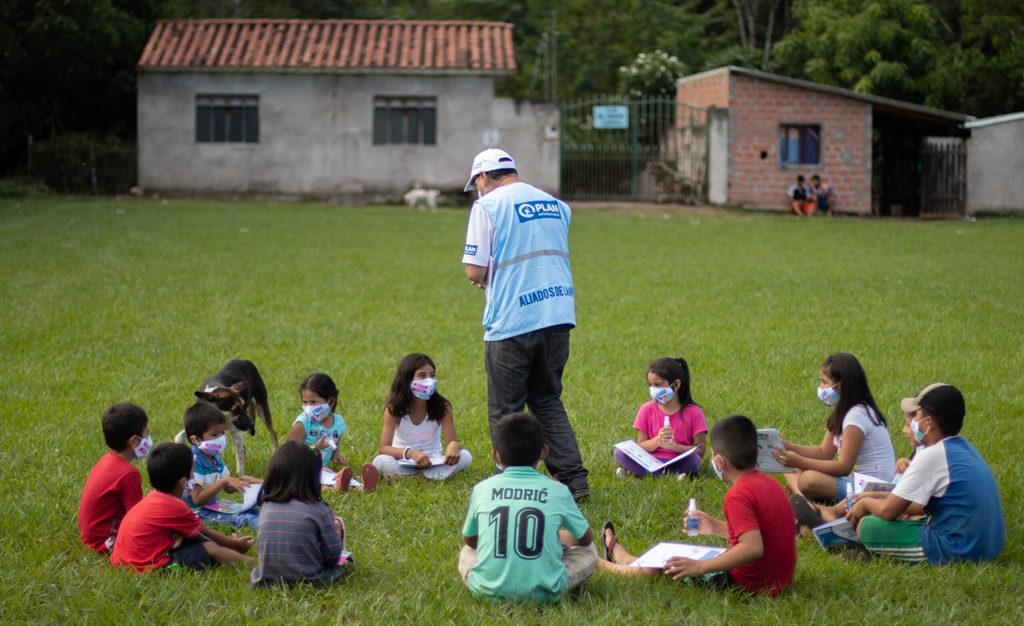 Técnico del proyecto realiza un taller con niñas y niños 
