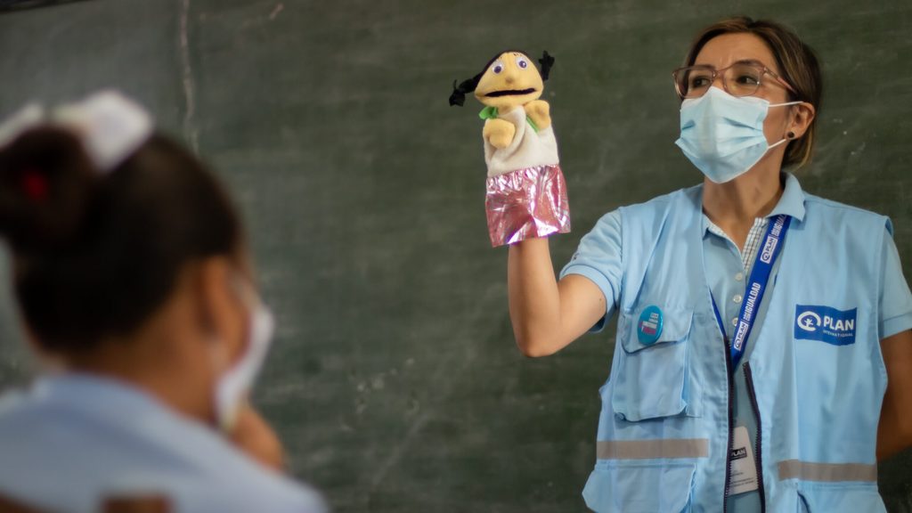 Técnica del proyecto brinda un taller a niñas y niños para prevenir la trata de personas