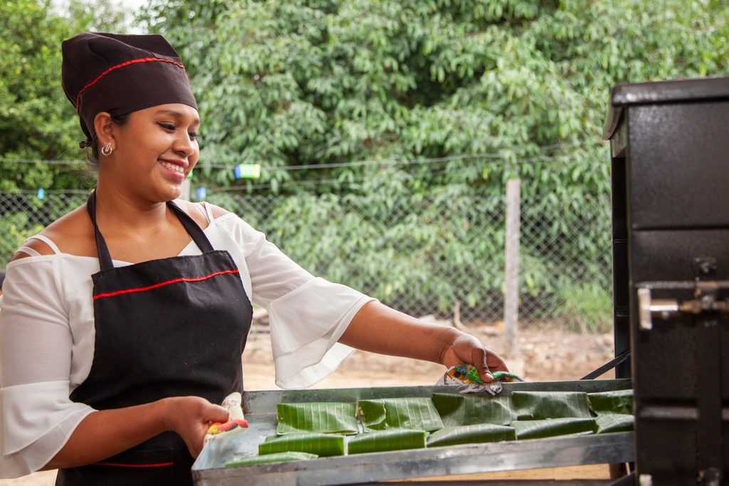 Joven mujer muestra su emprendimiento