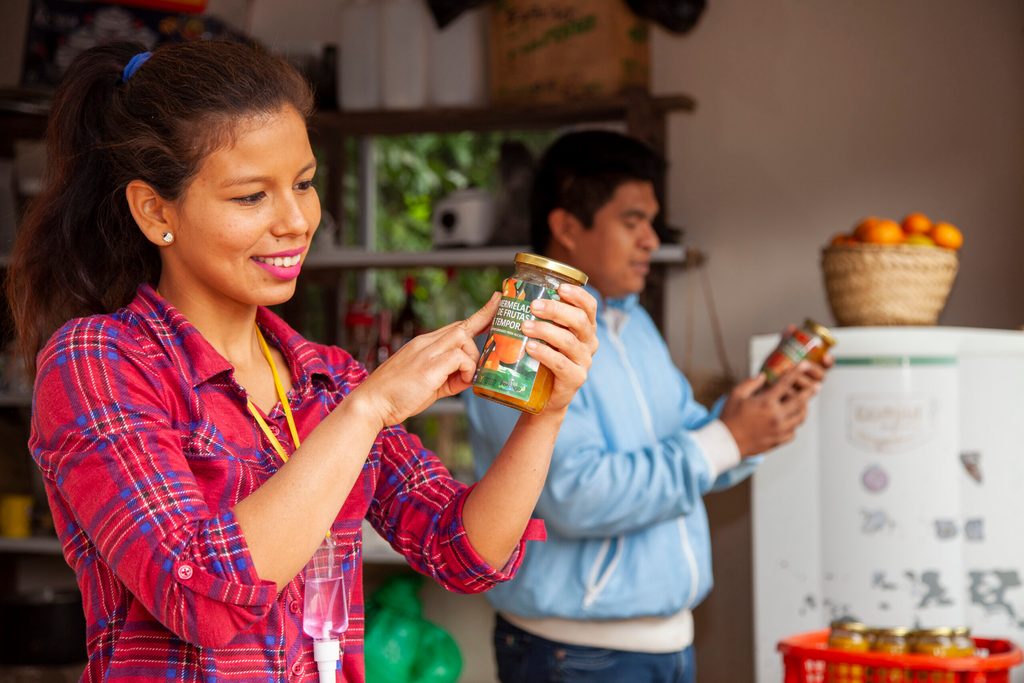 Jóvenes muestran su emprendimiento de mermeladas y transformación de frutas