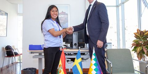Inés de 18 años toma el poder de la Embajada de Suecia
