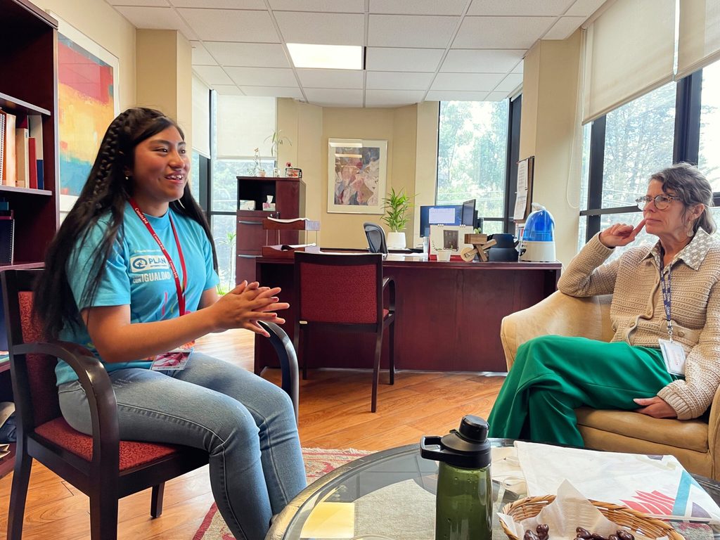 Con una sonrisa que ocultaba un mundo de nervios y un corazón palpitante, Fanny, una adolescente líder de 17 años de un municipio del Altiplano paceño donde trabaja Plan International, se convirtió en jefa de Cooperación en Embajada de Canadá por un día. Lo que comenzó con la timidez que la caracterizaba se transformó en una jornada que reafirmó su potencial como líder y asumiendo varios compromisos para lograr que las voces de miles de niñas y adolescentes como ella sean escuchadas.