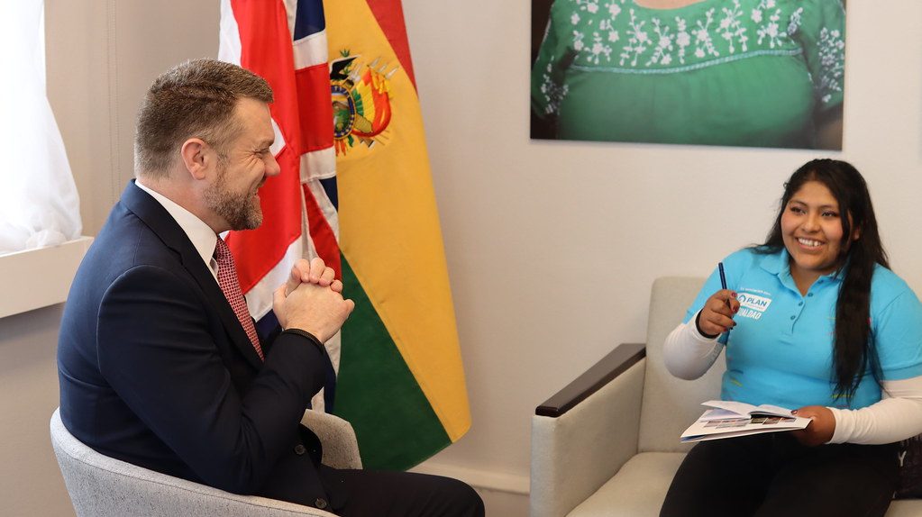 La toma de poder de Camila en la Embajada del Reino Unido representa un paso adelante en la lucha por abrir espacios de liderazgo y decisión especialmente para las adolescentes y jóvenes del área rural que enfrentan barreras estructurales. Con ejemplos como el de Camila, se fortalece el mensaje de que la inclusión y el empoderamiento de ellas son elementos esenciales para el desarrollo de un país más equitativo y justo, tanto a nivel local como internacional.