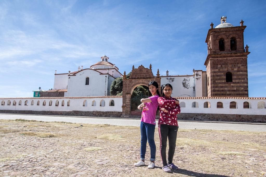 Darleyn y su amiga en el altiplano de Bolivia