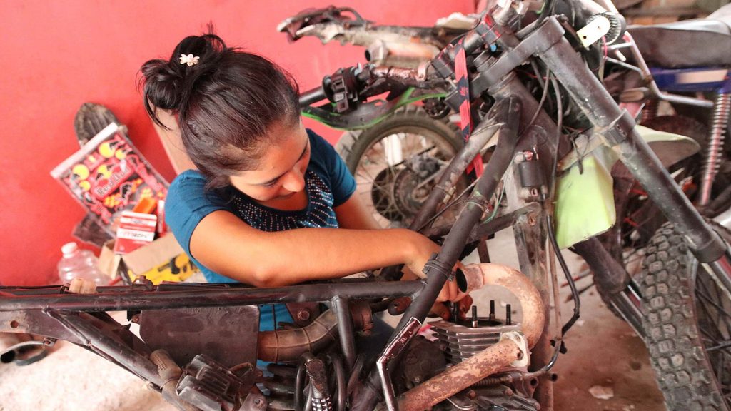 Joven emprendedora mecánica de motos