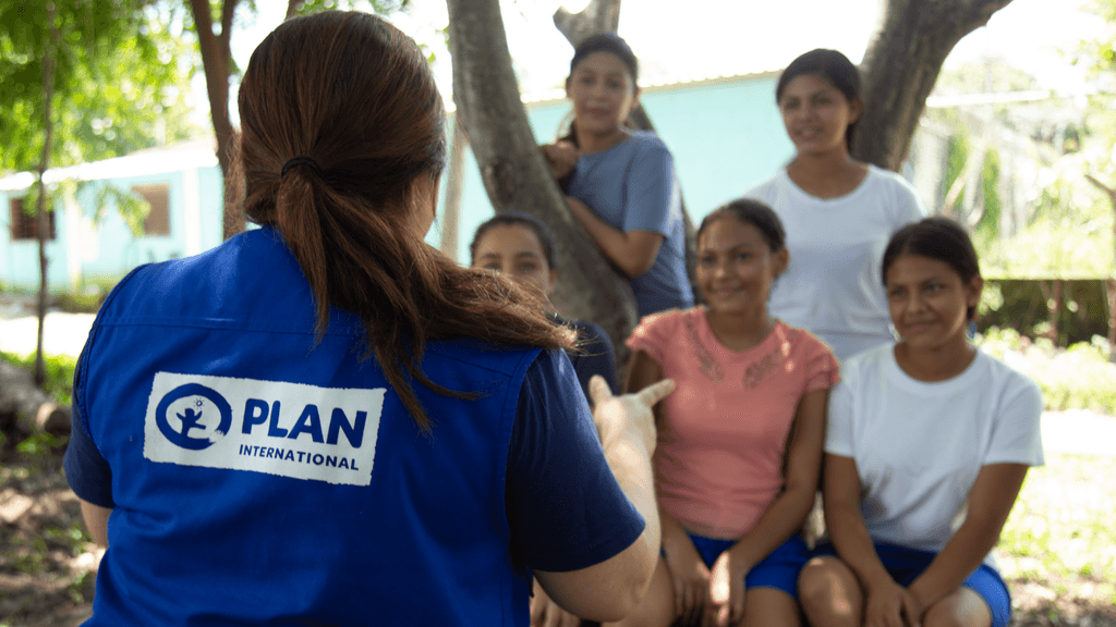 Personal de Plan con jóvenes beneficiarias