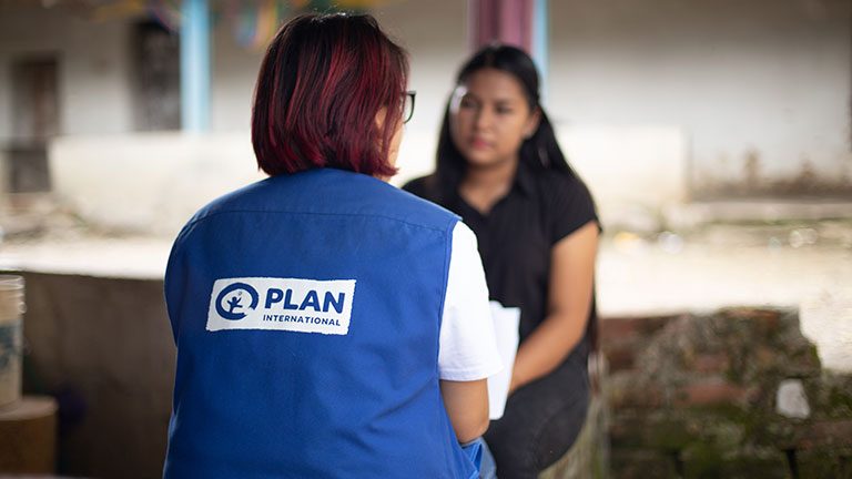 Colaboradora-de-Plan-International-en-El-Salvador-apoya-a-familias-de-comunidades-vulnerables