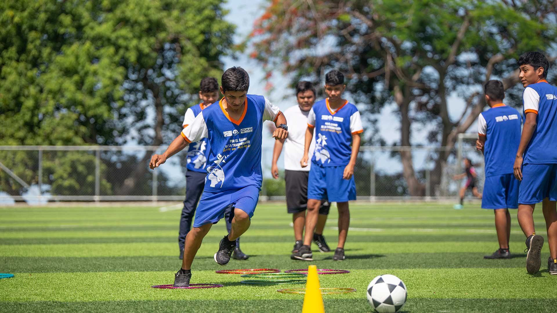 Hombres-jugando-futbol