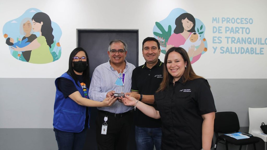 Entrega de reconocimiento a representantes de TELUS International