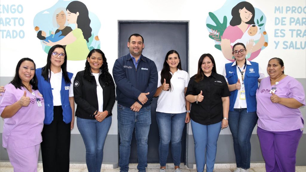 Nuestra Directora junto a representantes del Despacho de la Primera Dama, Ministerio de Salud, Fosalud y TELUS International.