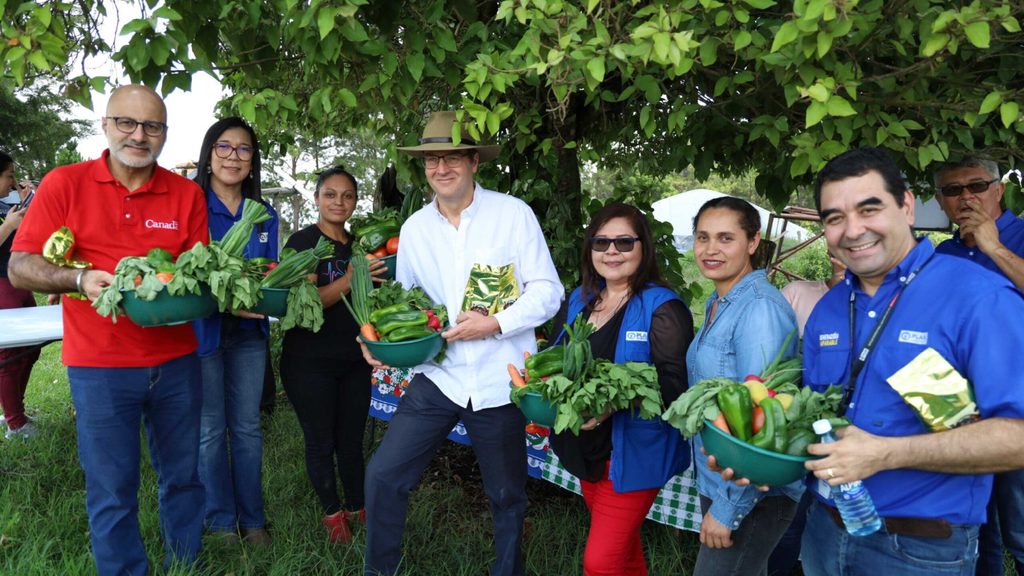 Equipo de Plan International con mujeres emprendedoras dedicadas a la producción agrícola