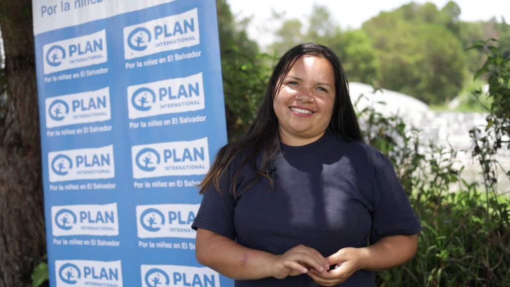 Rosita productora agrícola de Chalatenango beneficiaria del proyecto de Plan International