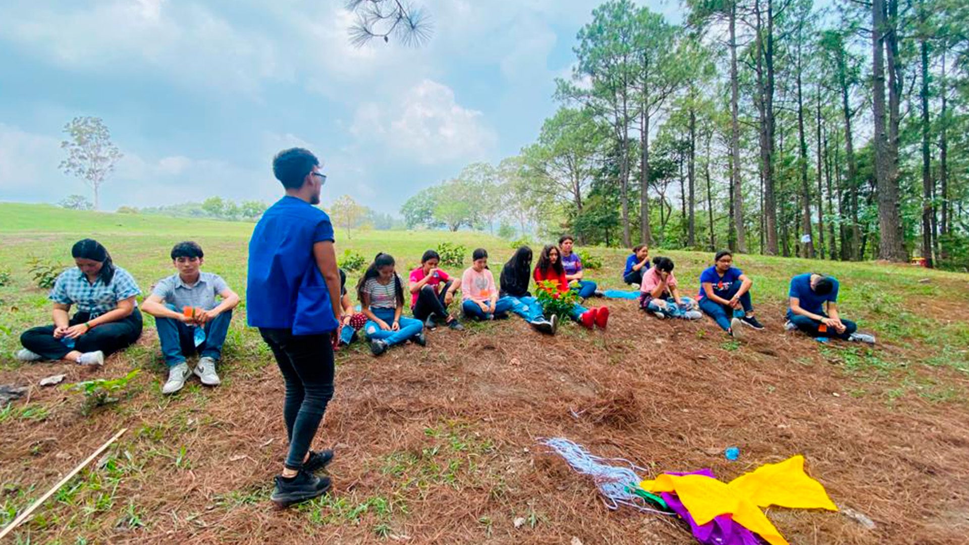 Equipo Plan International con adolescentes y jóvenes.