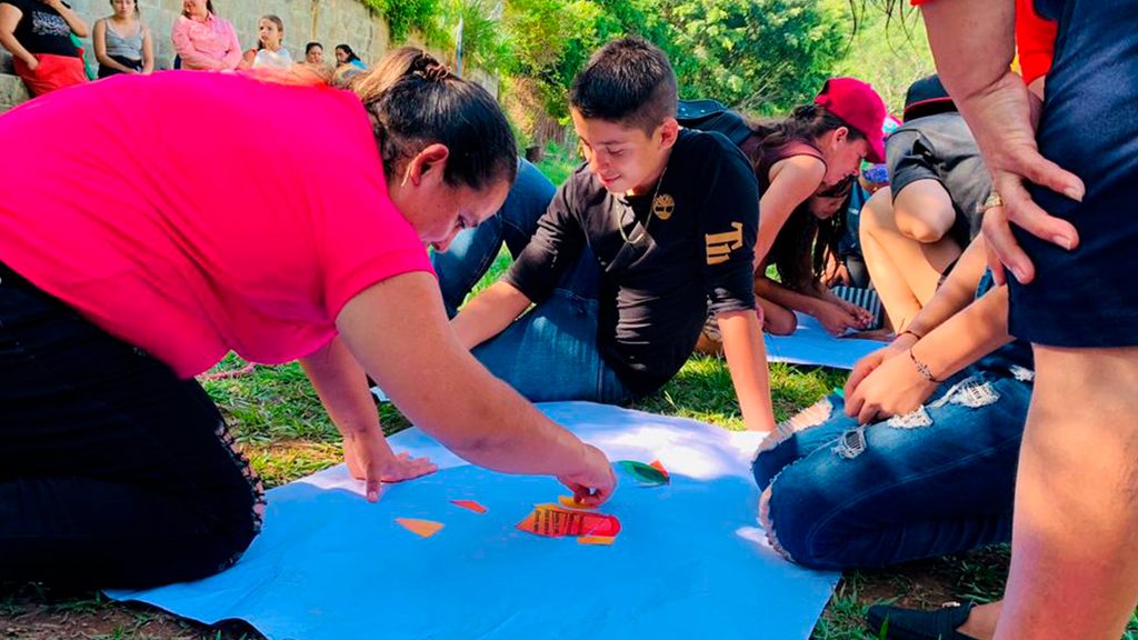 Adolescentes trabajando en grupo sobre gestión de emociones y liderazgo.