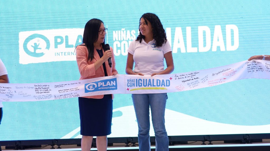 Corte de listón con la directora de país de Plan en el evento del día de la niña