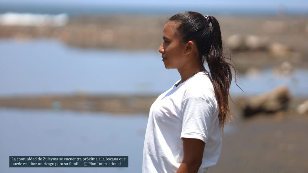 Zuleyma cerca de la bocana donde ella y su familia reside