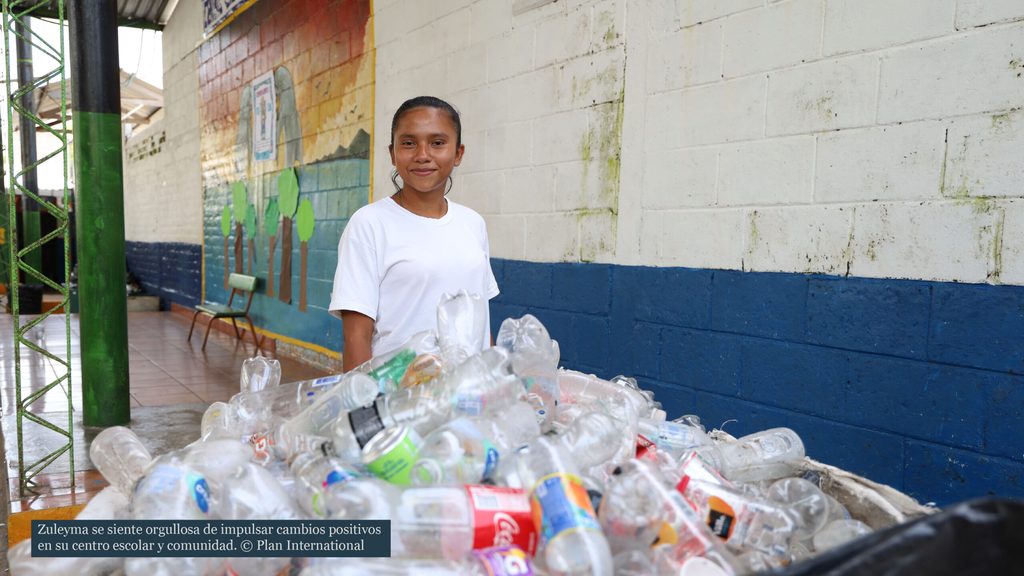 Zuleyma en su centro escolar con material reciclado