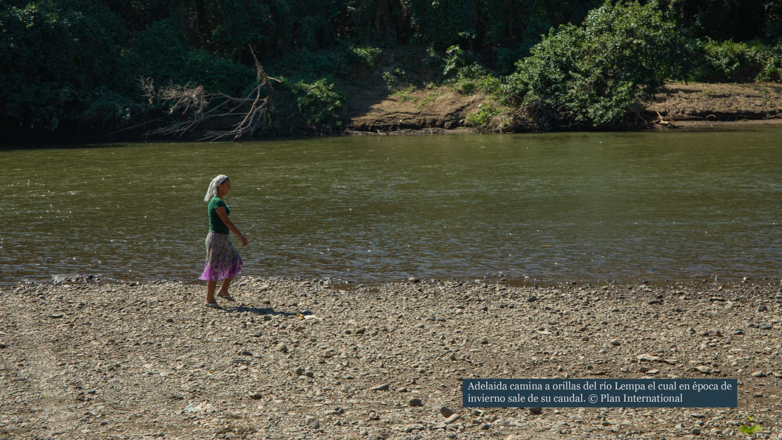 Adelaida caminando a las orillas del río Lempa en Chalatenango