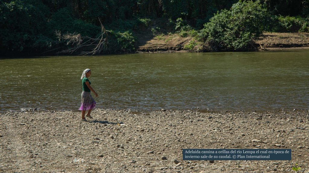 Adelaida caminando a las orillas del río Lempa en Chalatenango