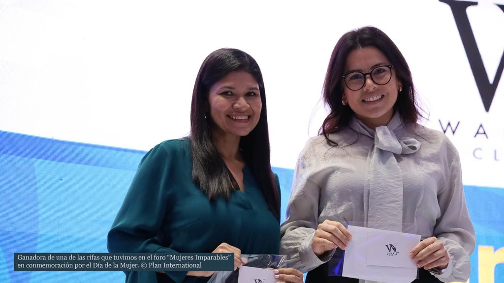 Ganadora de una de las rifas del Foro Mujeres Imparables 2024