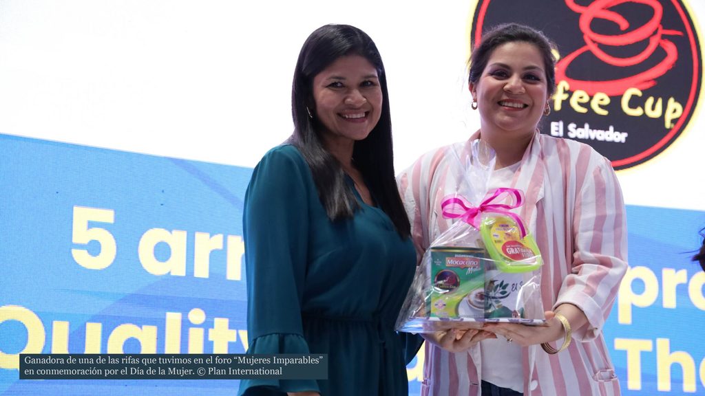 Ganadora de una de las rifas del Foro Mujeres Imparables