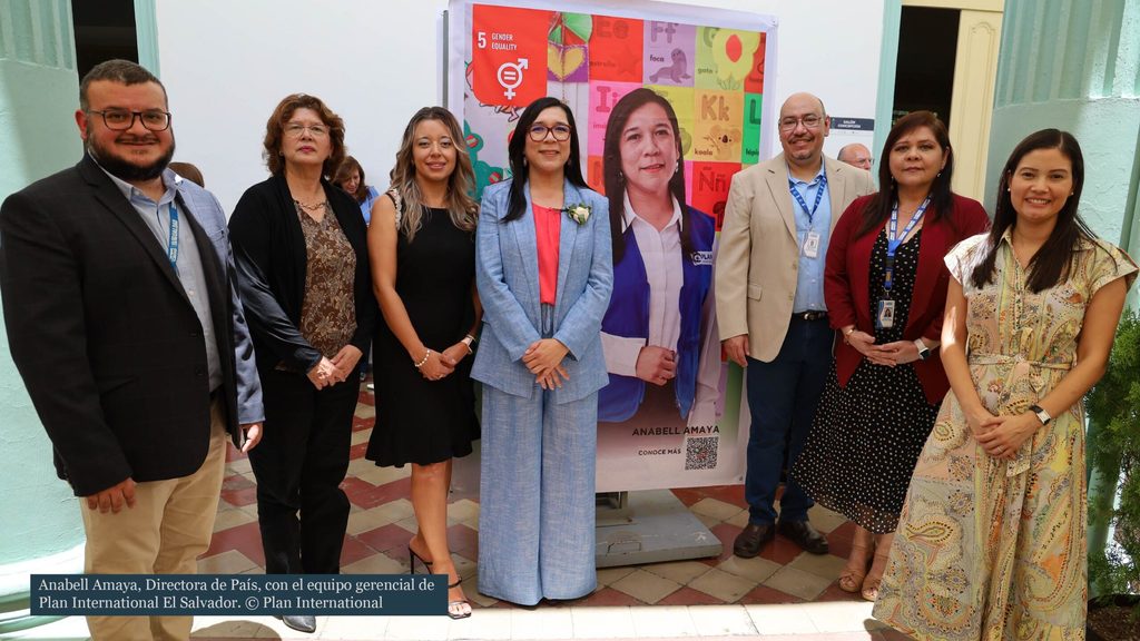 Anabell Amaya con el equipo gerencial de Plan International El Salvador