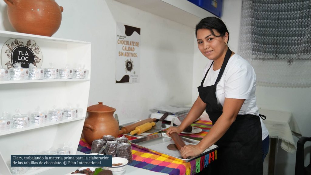 Clary trabaja la materia prima para la elaboración de las tablillas de chocolate de su emprendimiento